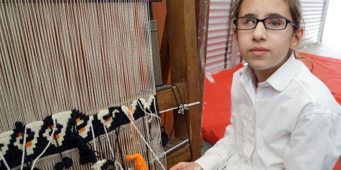 Görme Engelli Genç Kız, Hissederek Kilim Dokuyor