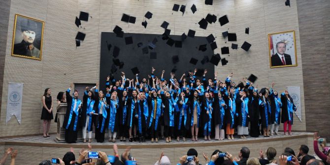 Neü Sağlık Bilimleri Fakültesi İlk Mezunlarını Törenle Uğurladı