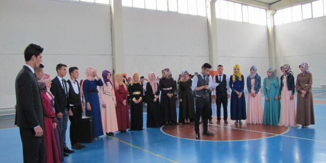 Mezun Olan Lise Öğrencileri Öğretmenlerinden Helallik İstedi