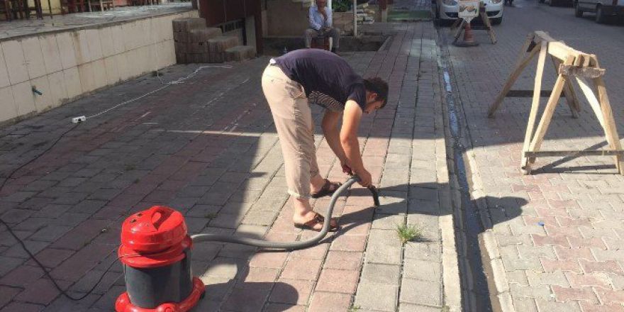 Batmanlı Esnaf Elektrikli Süpürgeyle Kaldırımları Temizliyor