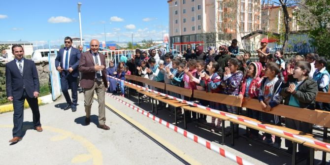 Başkan Korkut, Öğrencilere Kitap Hediye Etti