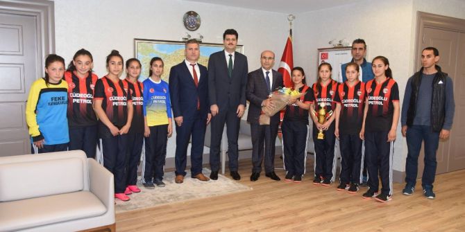 Türkiye Şampiyonu Kız Öğrenciler, Sevinçlerini Vali Demirtaş İle Paylaştı