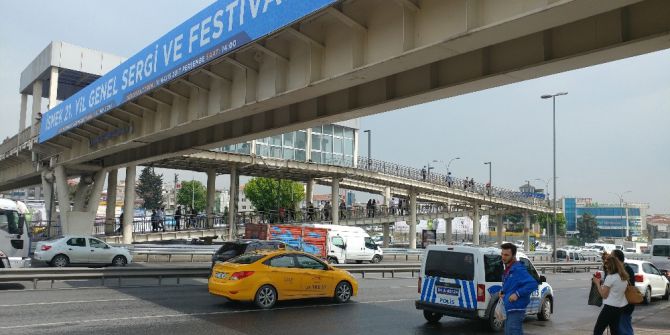 Sefaköy Metrobüs Durağında Bomba Paniği