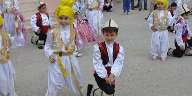Minik Öğrencilerden Halk Oyunları Gösterisi