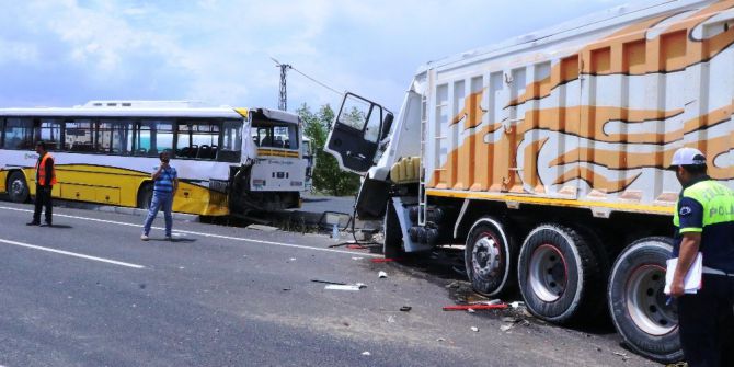 Kamyon Yolcu Otobüsüne Çarptı: 4 Yaralı
