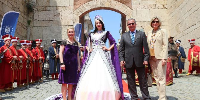 62 Bin İncili Nilüfer Hatun Kaftanı Göz Kamaştırıyor