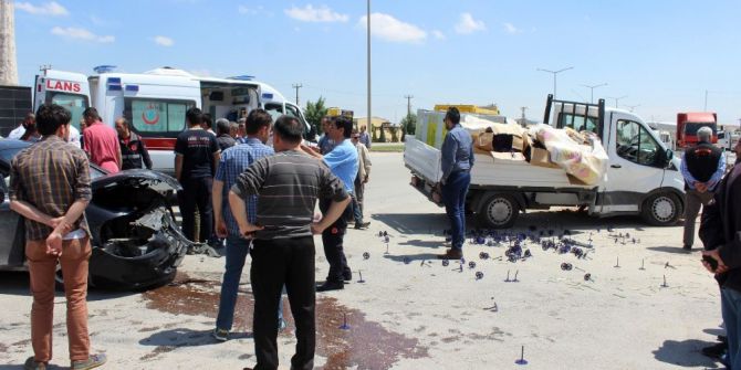 Karaman’da Kamyonet İle Otomobil Çarpıştı: 3 Yaralı