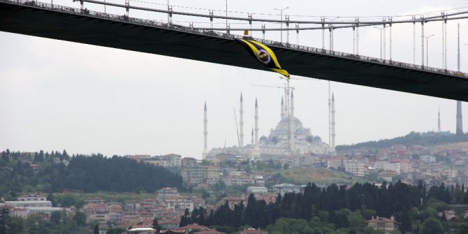 15 Temmuz Şehitler Köprüsü’ne Fenerbahçe Bayrağı Asıldı