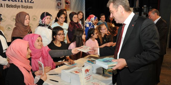 Gaziosmanpaşalı Genç Yazarlar, İmza Töreninde Eserlerini İmzaladı