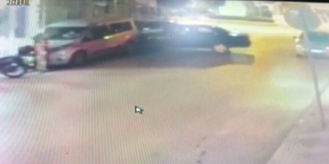 Drift Yapmak İsteyen Otomobil 2 Araca Çarptı