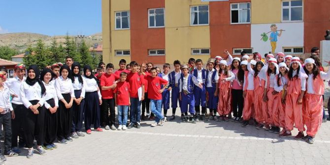‘Dündarlı Okuyor Çocuk Gelinler Bitiyor’ Projesi Kapsamında Kütüphane Açıldı