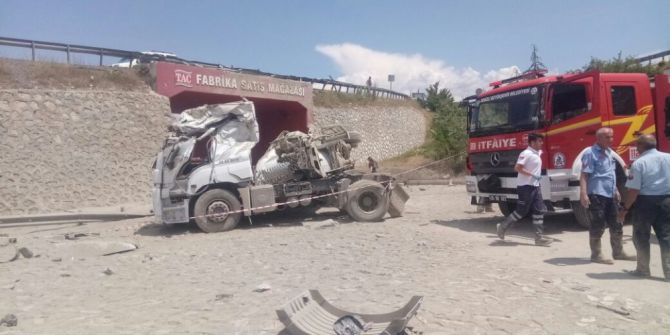 Beton Mikseri Köprülü Kavşaktan Düştü: 1 Yaralı