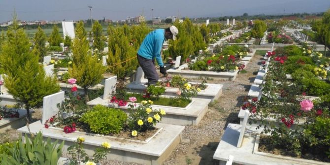 Mezarlıklar Bayrama Hazırlanıyor