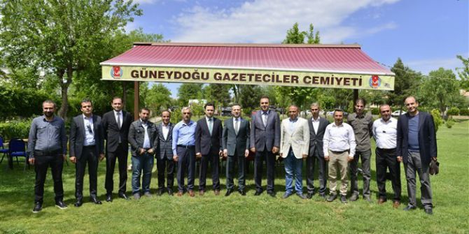 Vali Aksoy Gazetecilerle Bir Araya Geldi