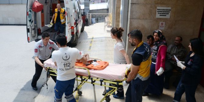 Anne Ve 2 Yaşındaki Oğluna Otomobil Çarptı