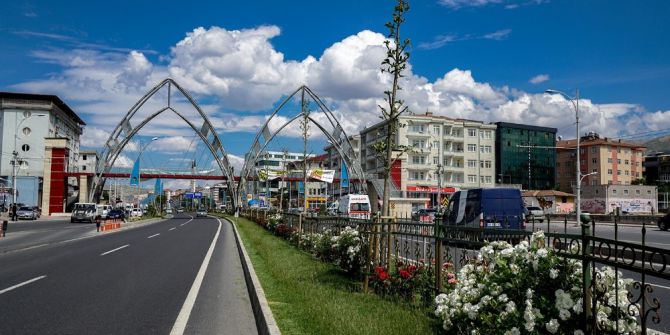 Çevre Yolu Çiçek Bahçesi Oldu