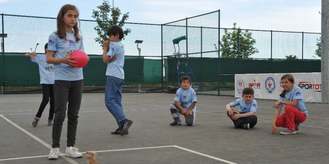 Bin 100 Çocuğun Doyasıya Eğlendiği Şenlikte Mahalle Aralarında Oynanan Oyunlar Tekrar Hayat Buldu