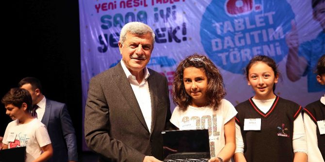 Gebze’deki Öğrenciler Yeni Nesil Tabletlerine Kavuştu