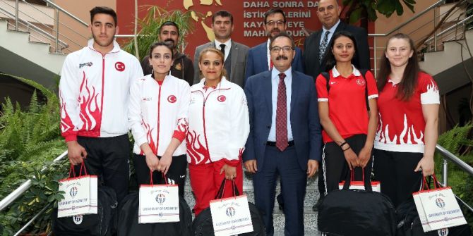 Rektör Gür Şampiyon Sporcuları Kutladı