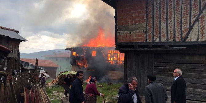 Taşköprü’de Ahşap Ev Alev Alev Yandı