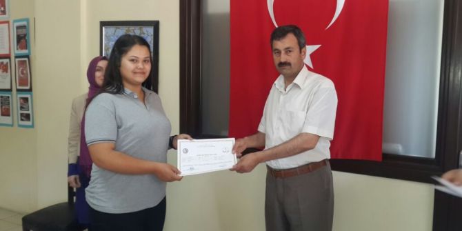 Bilgisayar Okur Yazarlığı Kursiyerlerine Sertifika Töreni