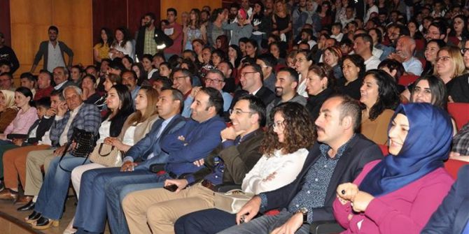 Tunceli’de “Kocamın Nişanlısı” Tiyatro Oyunu Sahnelendi