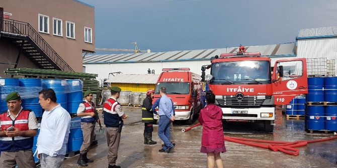 Kozmetik Fabrikasında Çıkan Yangın Korkuttu