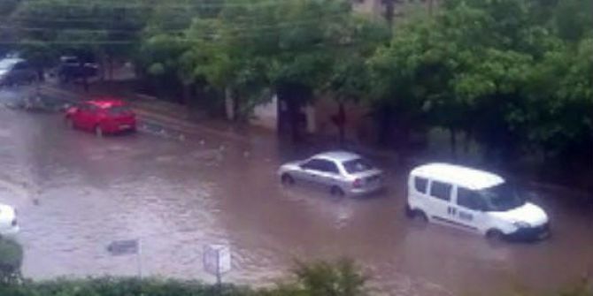 Otomobiller Sel Sularına Kapıldı