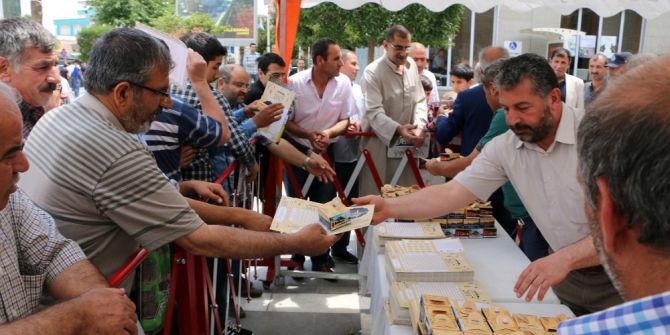 Büyükşehir Belediyesinden Vatandaşa Hurma İkramı