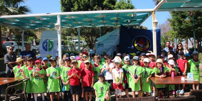 Büyüklerin Attığı Çöpleri Minikler Temizledi