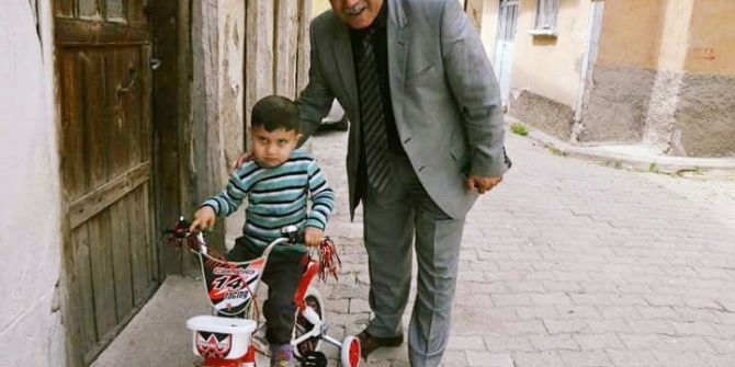 Belediye Başkanı Mustafa Koca, Yetim Çocuğun Bisiklet İsteğini Yerine Getirdi