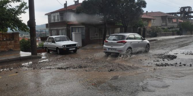 Ayvacık’ta Şiddetli Yağış Sürücülere Zor Anlar Yaşattı
