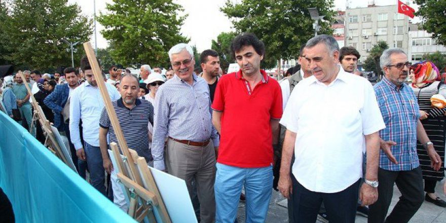 ‘Darbeye Fırça’ Sergisi Kent Meydanı’nda Sergilenmeye Başlandı
