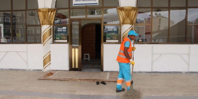 Kuşadası’nda Camiler Ramazan İçin Temizlendi