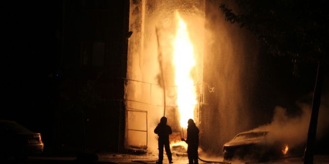 Doğalgaz Kutusunda Meydana Gelen Yangın Bütün Apartmanı Sokağa Döktü