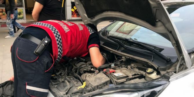 Park Halindeki Otomobilin Motoruna Sıkışan Kediyi İtfaiye Kurtardı