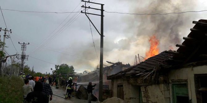 Evin Alevler İçinde Kaldığı Saniyeler Cep Telefonuna Yansıdı