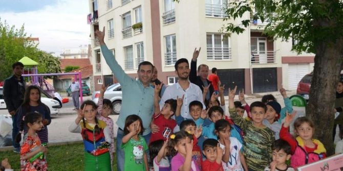 Ülkücüler Türkmen Çocuklarının Yanında