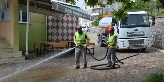 Cami Önleri İle Cadde Ve Sokaklar Temizleniyor