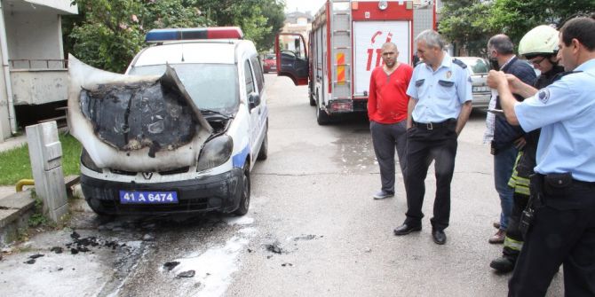 Park Halindeki Polis Aracı Yanarak Küle Döndü
