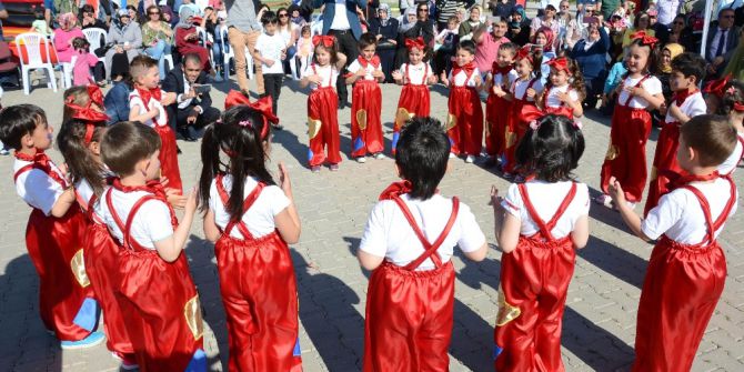 Minik Öğrencilerden Geri Dönüşüm Defilesi