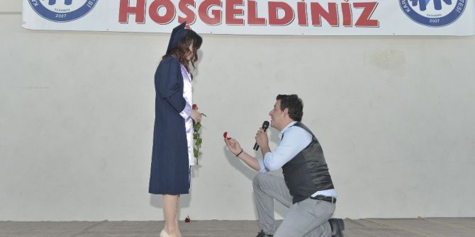 Mezuniyet Töreninde Sürpriz Evlilik Teklifi