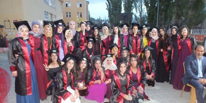 Mesleki Ve Teknik Anadolu Lisesi’nde Mezuniyet Töreni Sevinci