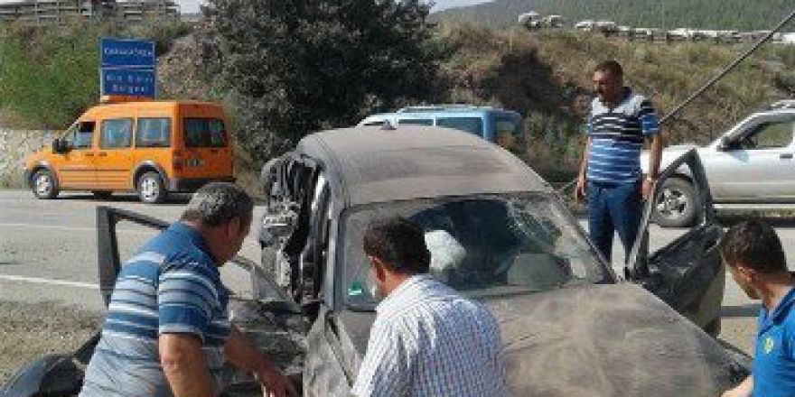 Otomobil İle Tır Çarpıştı: 2 Yaralı