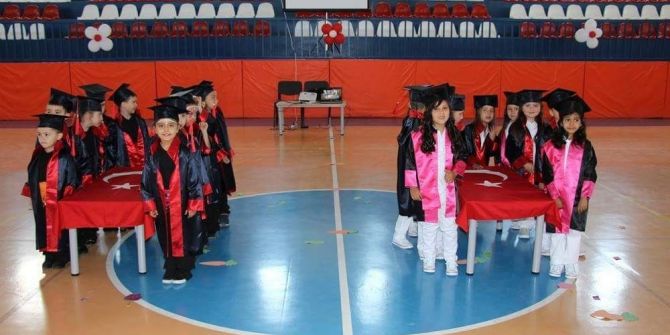 Türk Bayrağı Üzerine El Koyarak Ant İçtiler