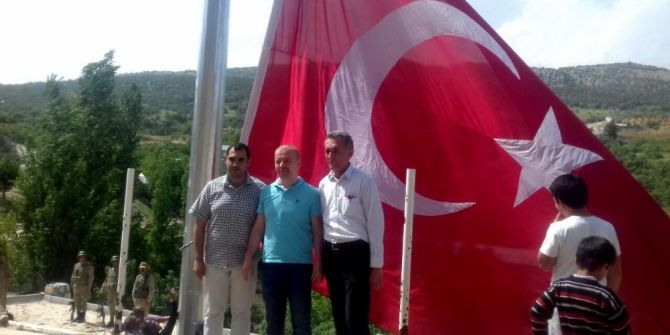 Adıyaman’da Ki En Büyük Bayrak Dakuyucak Köyünde Dalgalanıyor