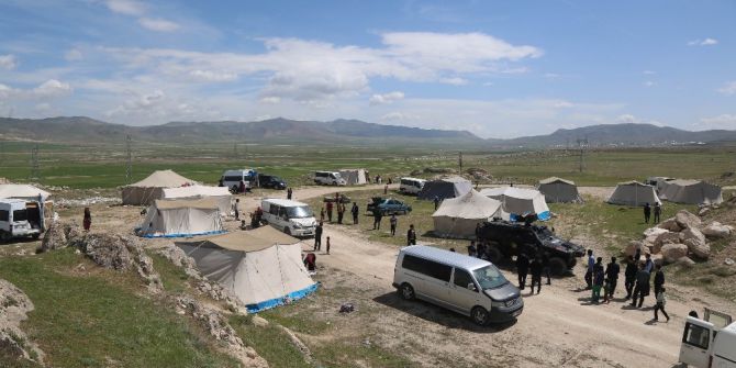 Tuşba’da Görüntü Ve Çevre Kirliliğine Yol Açan Çadırlara Geçit Yok