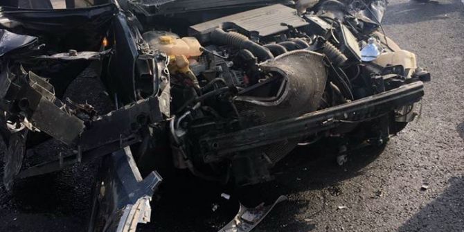 Direksiyon Hakimiyetini Kaybeden Şoför Tıra Çarptı: 1’i Ağır 2 Yaralı