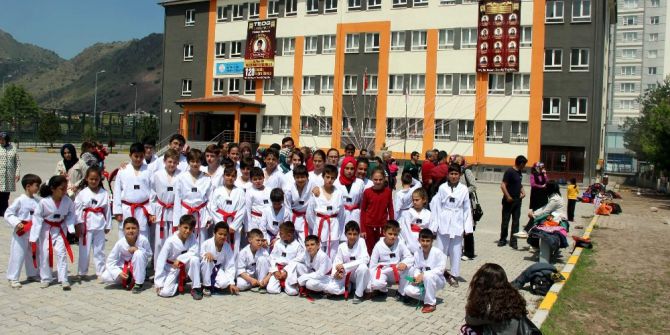 Karate Kursu İçin Okula Gelen Öğrenciler Spor Salonunun Kapısı Açılmayınca Mağdur Oldu