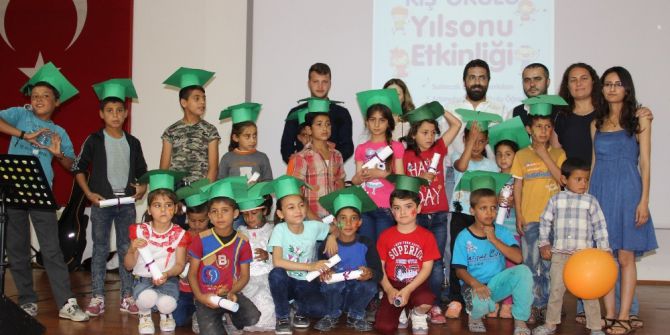 Suriyeli Mülteci Çocukların Diploma Sevinci